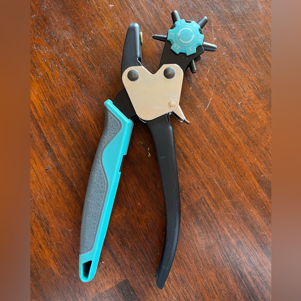 Belt hole maker